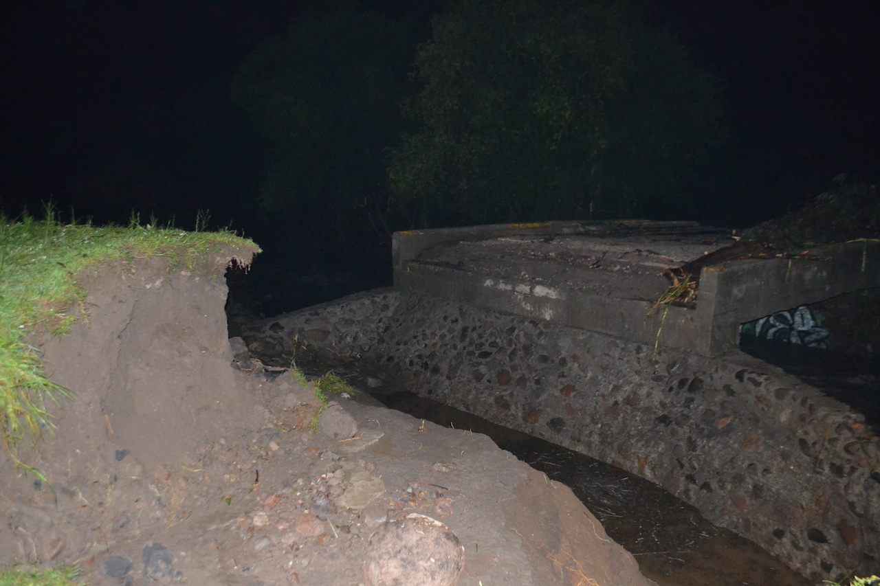 El río creció debido a las fuertes lluvias.