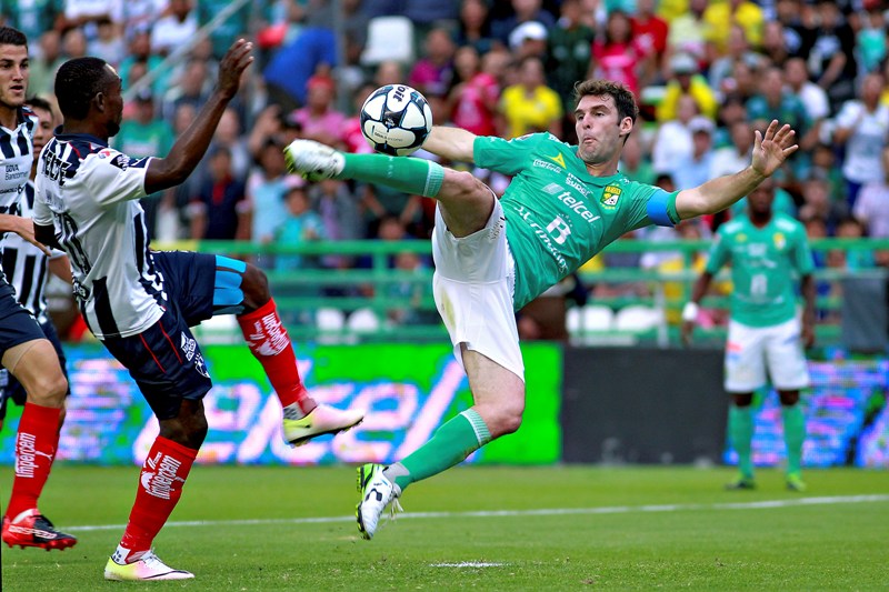 Mauro Boselli en el juego ante Rayados de la jornada 4