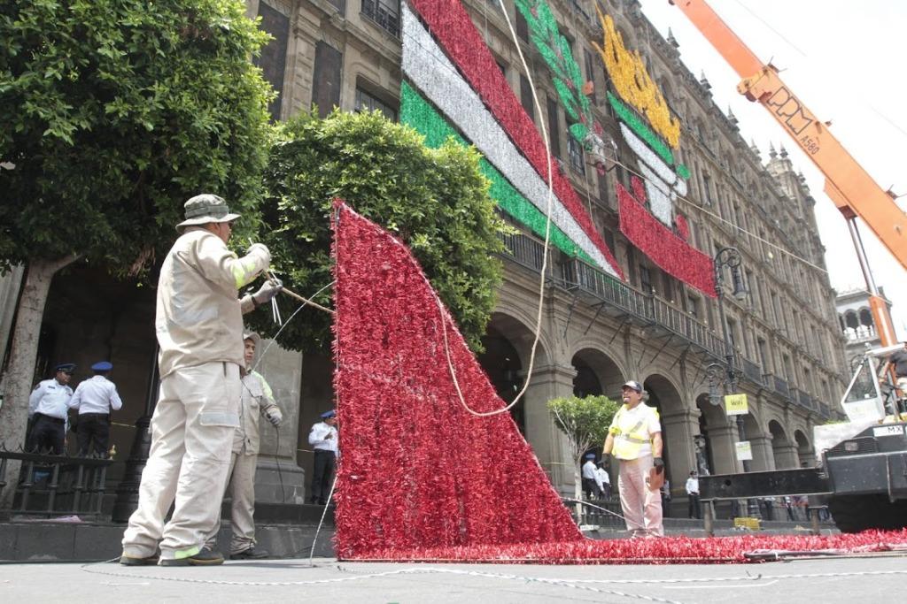 Personal de la Secretaría de Obras de la Ciudad de México colocó el primer conjunto monumental, de los seis que se colocarán en la capital, en uno de 