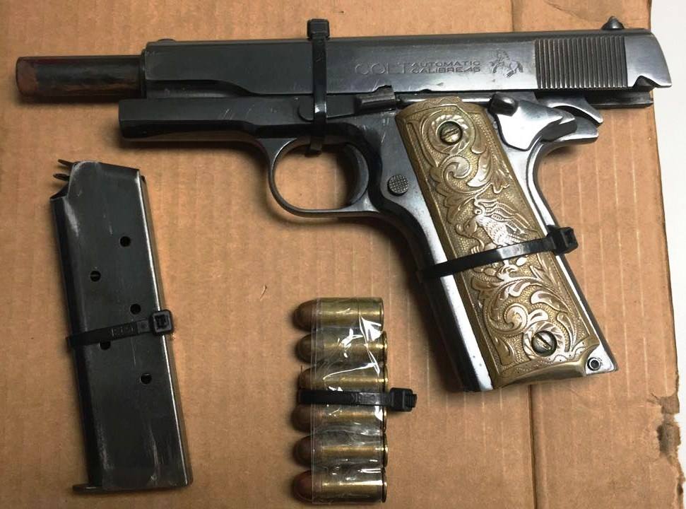Pistola automática calibre 45 con su respectivo cargador abastecido con seis cartuchos útiles.