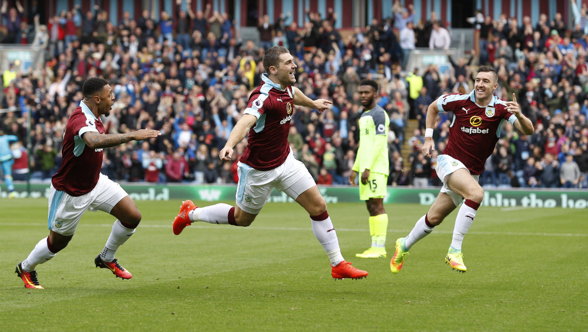 Sam Vokes festeja su anotación contra Liverpool.