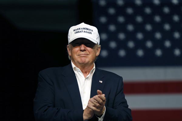 Trump una vez más acusó a Clinton de "intolerancia", al afirmar que ella ve a los afroestadounidenses "sólo como votos, no como seres humanos dignos d