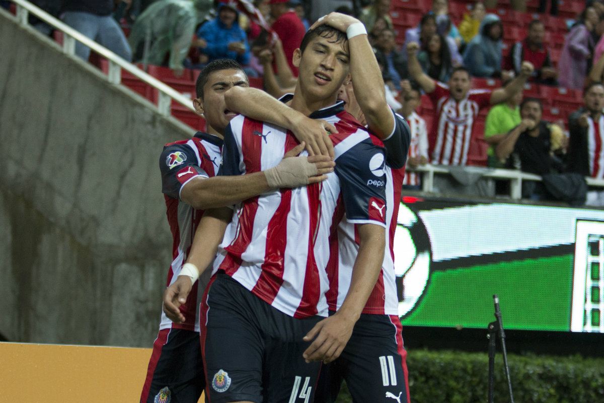 Zaldívar anotó el primer gol del Clásico Tapatío