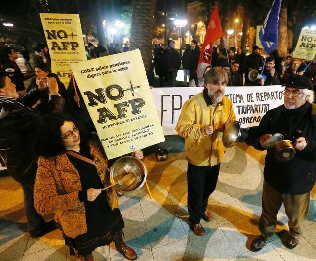 Con consignas como "chilenos indignados", los manifestantes se congregaron en Santiago y otras ciudades del país.