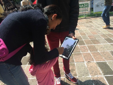 Gente de todas las edades pasaba un rato en familia o amigos jugando Pokémon Go. 