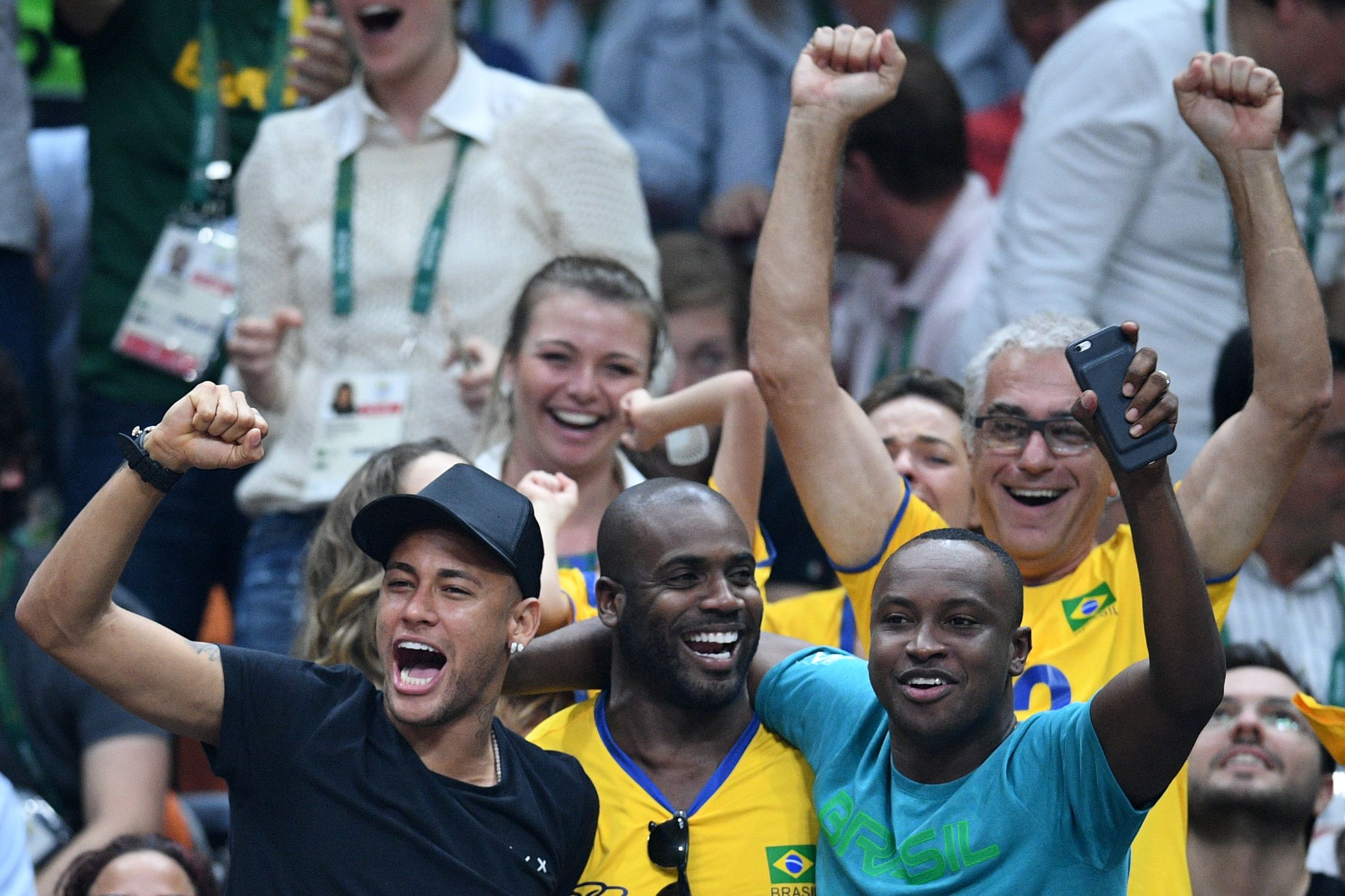 Neymar y Bruno Rezende festejan el oro de Brasil en voleibol de sala.