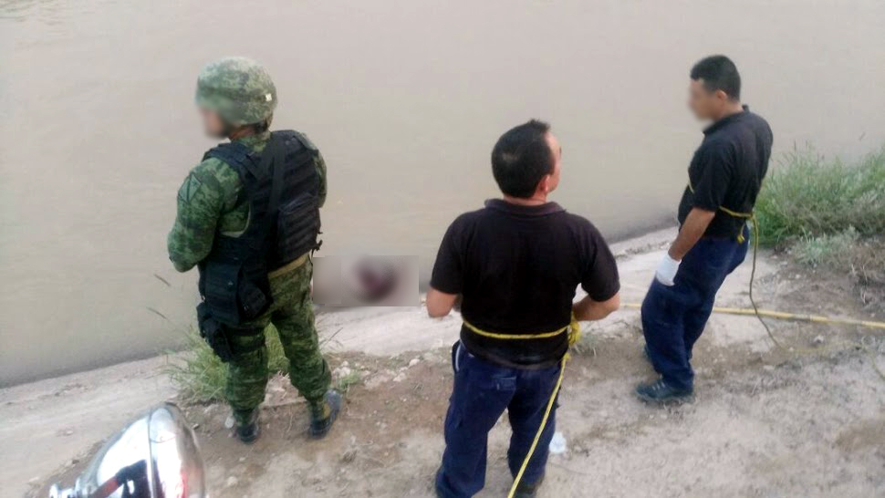 Encuentran cuerpo de un hombre flotando en el canal Sacramento de Gómez Palacio.