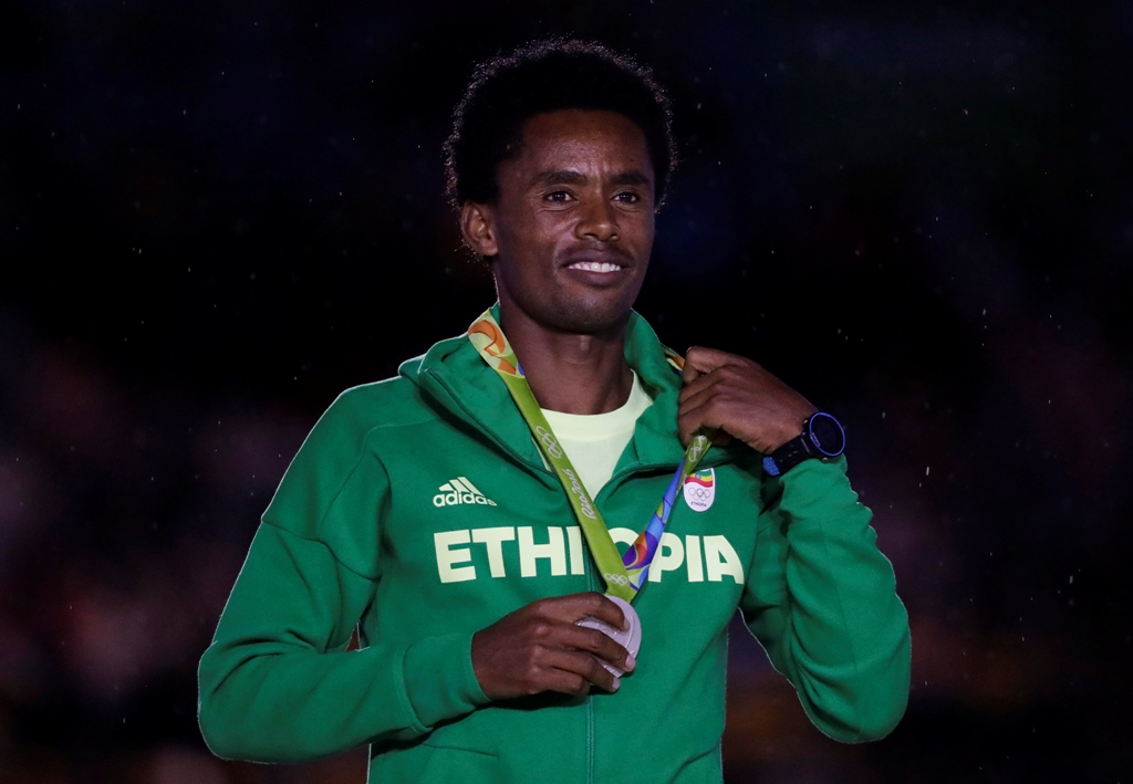 Feyisa Lilesa, ganador de la medalla de plata en el maratón de Río
