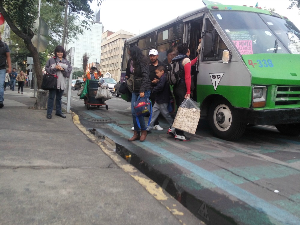 Aunque algunos papás llevaron a sus hijos en transporte público, el arribo de las unidades no afectó la movilidad en la zona escolar.  