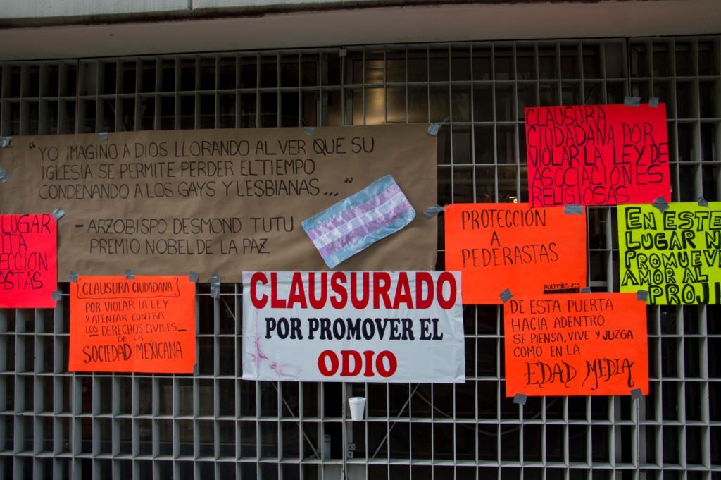 Un grupo de transexuales clausuró de manera simbólica la Arquidiócesis, pues acusó que promueve el odio.