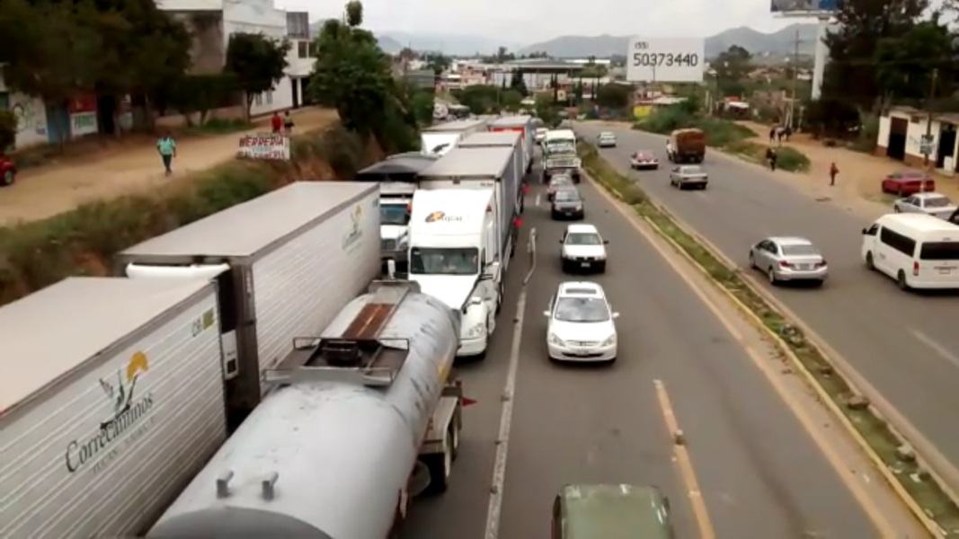 Los maestros colocaron cordones para impedir el paso.