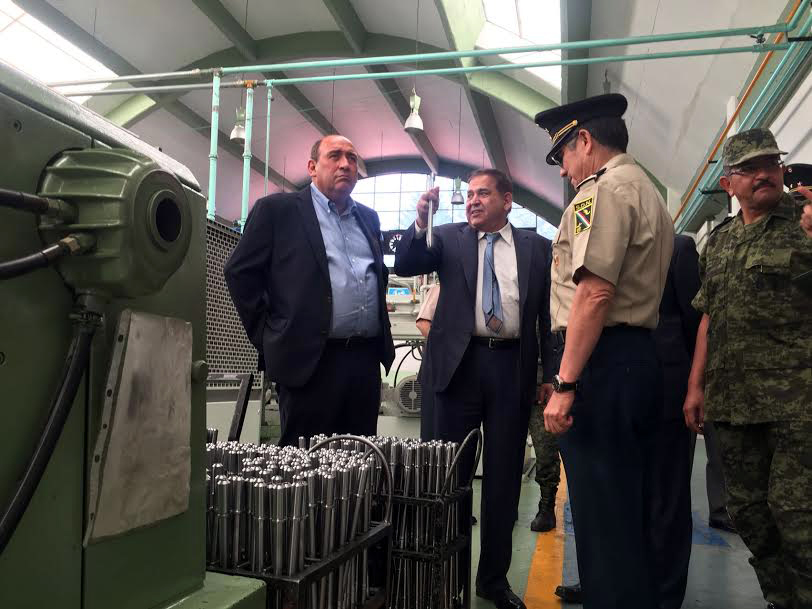 El recorrido lo realizó con Alonso Ancira Elizondo de Altos Hornos de México y el Subsecretario de la Defensa Nacional, Noé Sandoval Alcázar.