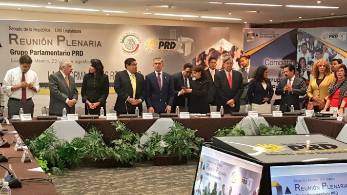 La 9 reunión plenaria del PRD, a la cual asistió Cuauhtémoc Cárdenas y Miguel Ángel Mancera.