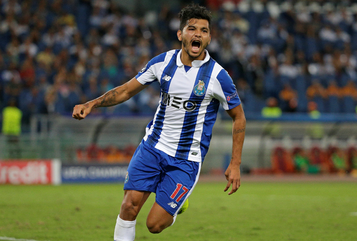 'Tecatito' Corona celebra tras marcar ante la Roma