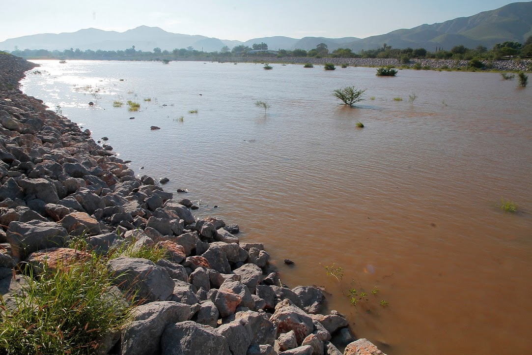 Autoridades de Torreón y Gómez Palacio protegen el puente Solidaridad con un dique.