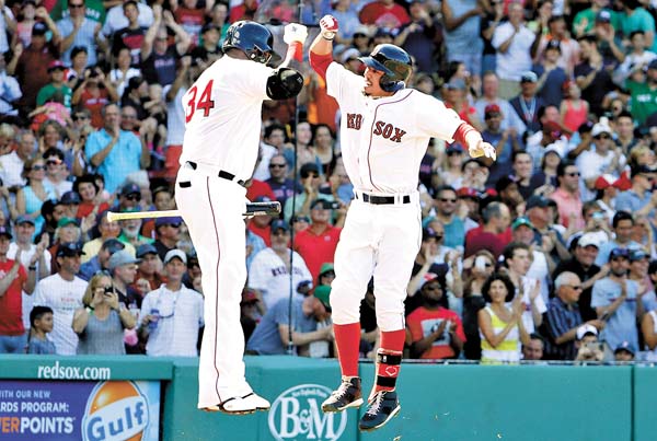 "Big Papi" felicita a Mookie Battes por su jonrón.