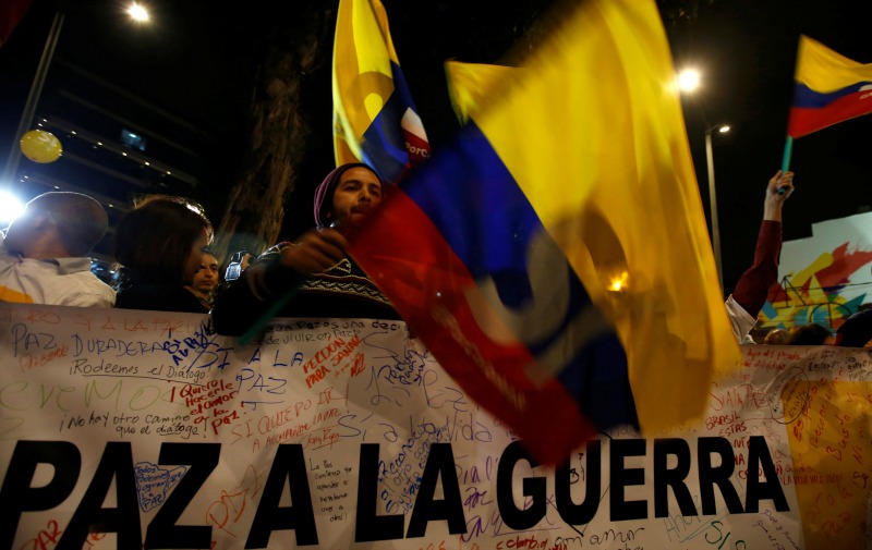 Cientos de personas salieron a las calles de Bogotá para festejar el acuerdo final entre el gobierno y las FARC.