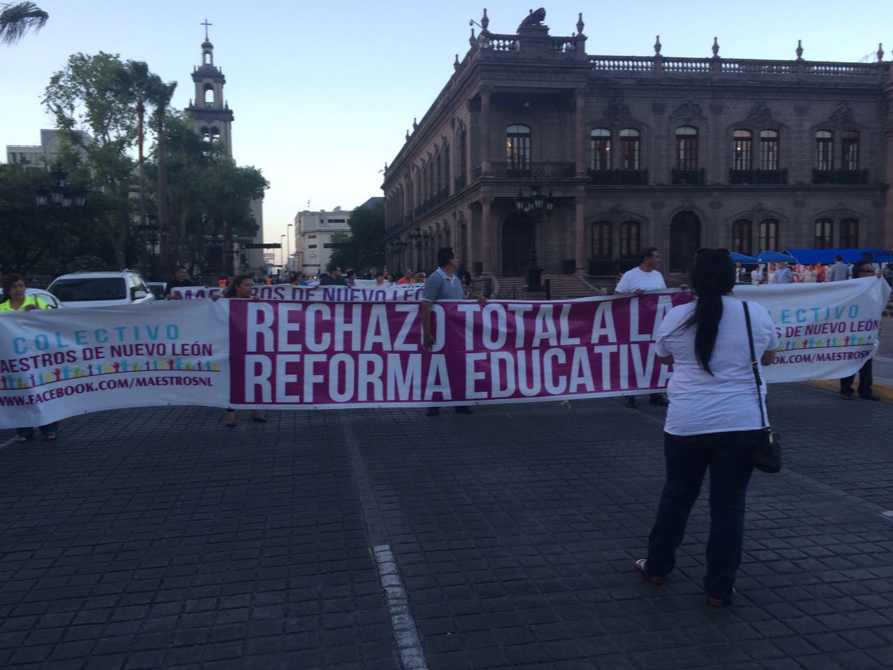 Con pancartas en mano, recorrieron parte del centro de Monterrey. 