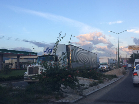 Decenas de camiones de empresas transnacionales permanecían varados en tramos carreteros de Tuxtla Gutiérrez.