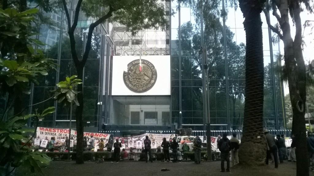 Los padres de los normalistas permanecerán frente a las instalaciones hasta las tres de la tarde.