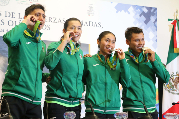 Los medallistas olímpicos Ismael Marcelo Hernández Uscanga, María del Rosario Espinoza, Guadalupe González Germán y Saúl Sánchez, a su llegada al aero