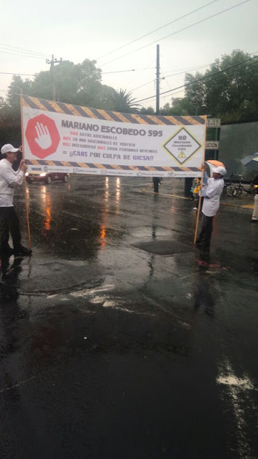 Pese a la lluvia, vecinos se manifestaron frente a una obra que se realiza en avenida Mariano Escobedo 595, en demanda de la verificación de los permi