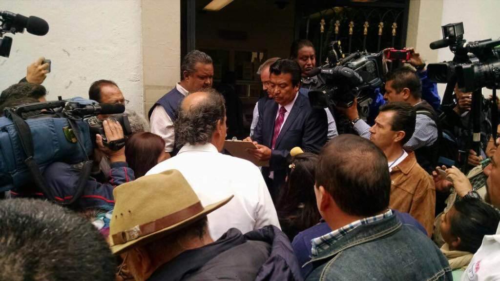 El poeta Javier Sicilia llegó a la Sceretaría de Gobernación en un pequeño contingente; pedirá la destitución del gobernador de Morelos, Graco Ramírez