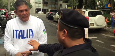 Un policía capitalino separó al conductor del Jeep y su acompañante del ciclista agredido. 