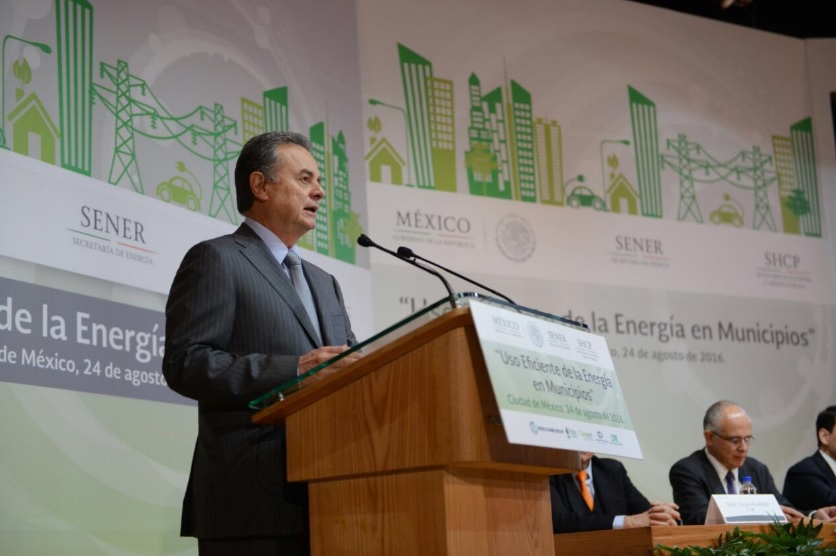 Durante la presentación de la segunda fase del Proyecto Eficiencia y Sustentabilidad Energética en Municipios.