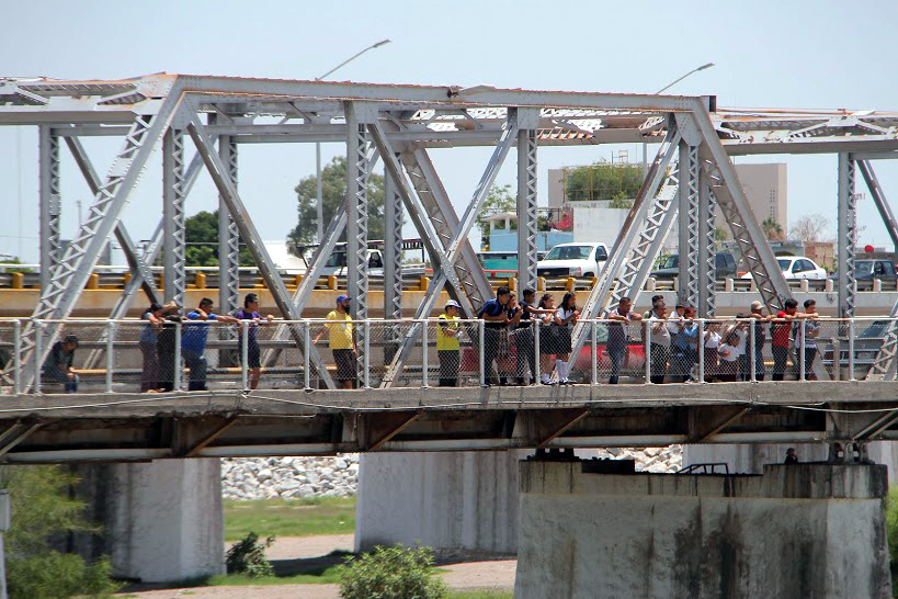 Sobre el Puente Plateado también se colocaron los espectadores, desde ahí no corrían peligro, sin embargo, en esa parte los elementos se mantenían vig