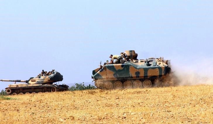 Un tanque turco y un vehículo armado estacionados cerca de la frontera entre Turquía y Siria, en Karkamis, provincia de Gaziantep.