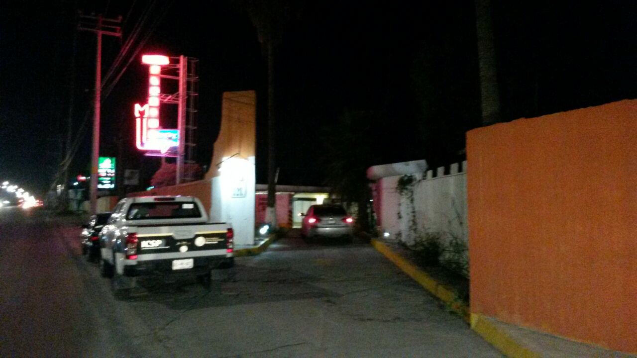 A otro de los clientes lo despojaron de un automóvil Camry. 
