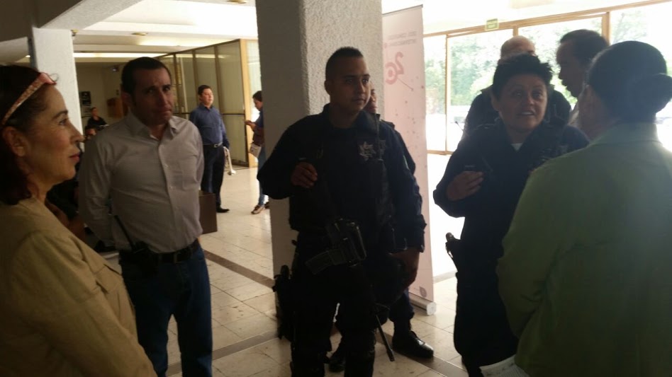 En la foto, de frente a la izquierda Israel Aviña y elementos de seguridad de la Policía de Guadalajara.