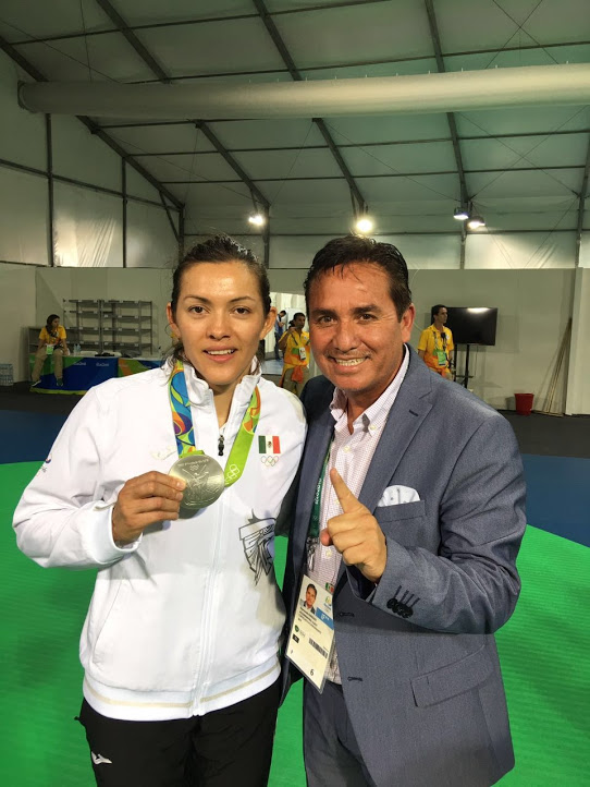 Francisco Raymundo González Pinedo y la medallista olímpica María del Rosario.