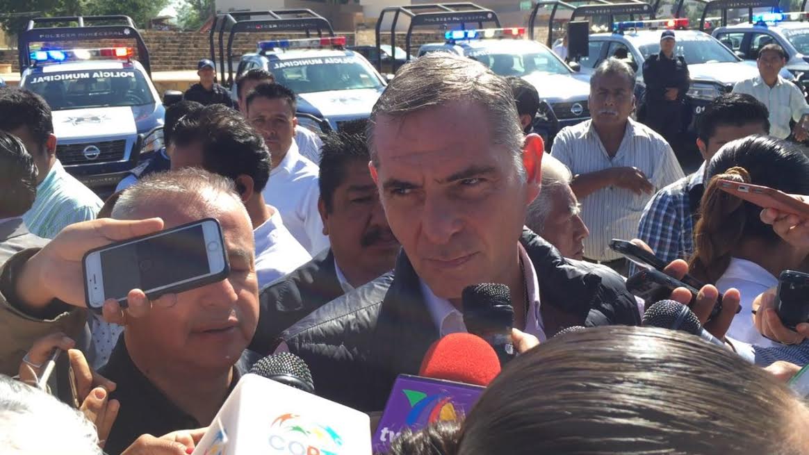 Gabino Cué advirtió que los maestros que no justifiquen sus faltan serán despedidos. 