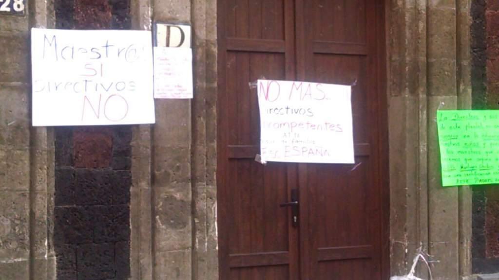 Alrededor de 60 padres de familia de la escuela primaria España protestaron afuera del plantel para pedir la destitución de la directora. 