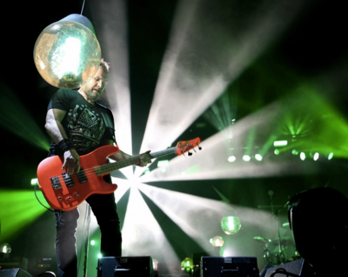 Pearl Jam saca a fan de su concierto en Chicago. 