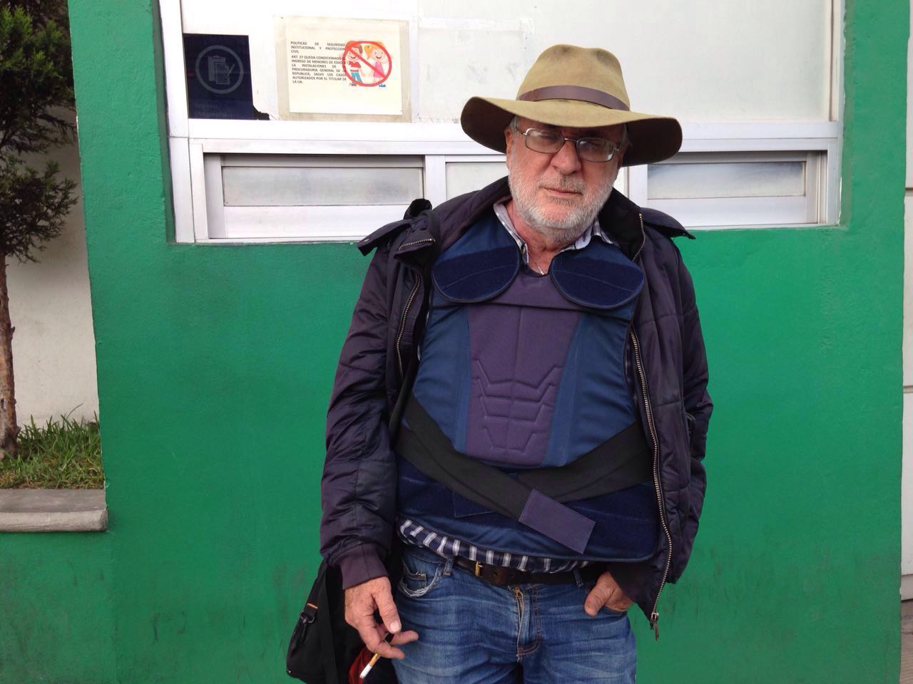 El poeta Javier Sicilia, portando un chaleco antibalas luego de ser amenazado de muerte.