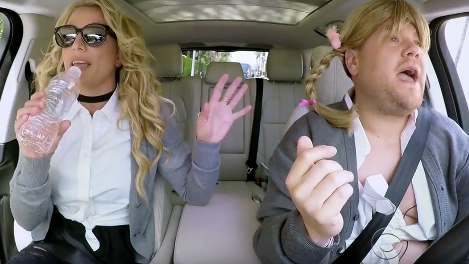 La cantante y el conductor retomaron el clásico look de 'Baby One More Time'