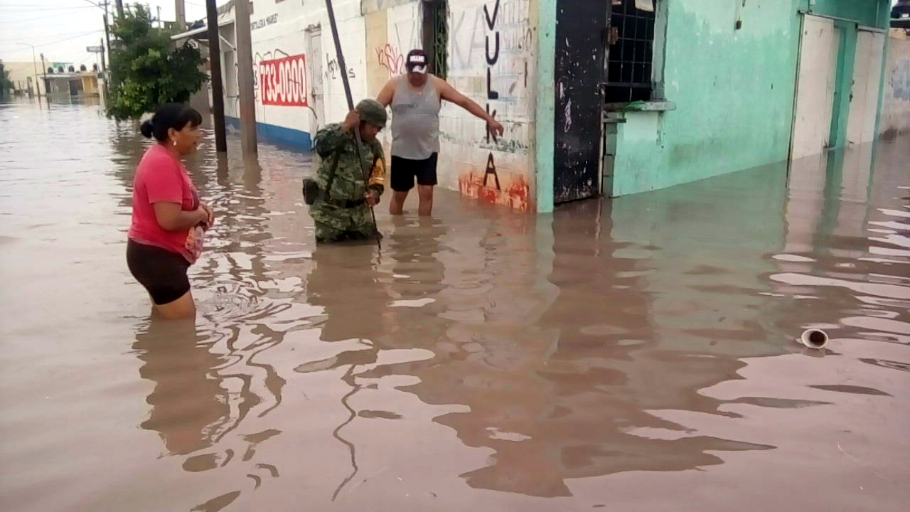 Elementos del 33 Batallón de la Sedena apoyan a los laguneros por inundaciones.