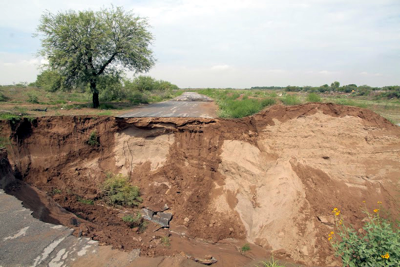 Elementos de Protección Civil y del Ejército Mexicano acudieron al lugar para verificar el daño en la carretera, lo que hicieron fue acordonar el área