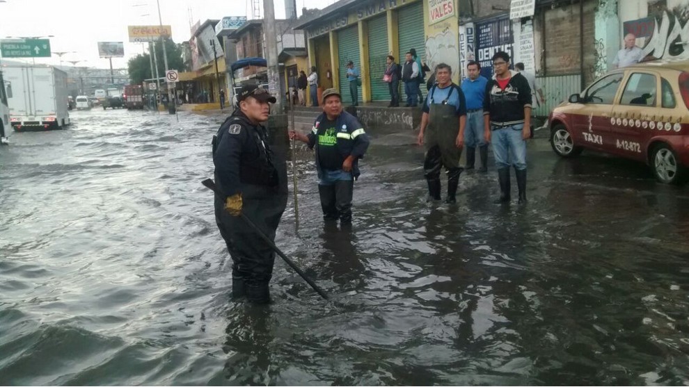 Elementos de la SSP capitalina brindan apoyo a los afectados por las lluvias en la zona oriente.