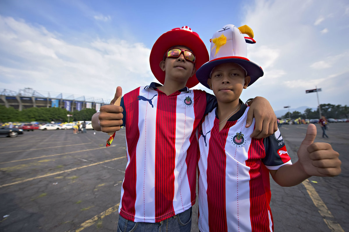 La afición rojiblanca presente en el Clásico Nacional para apoyar a Chivas