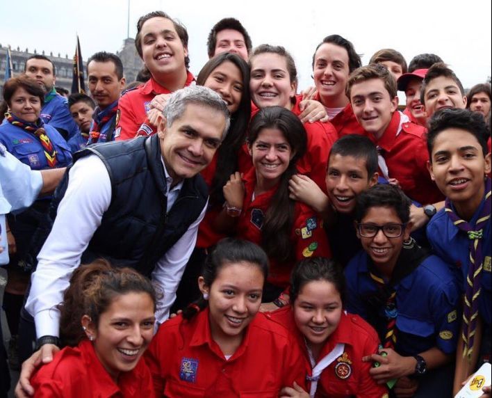 El jefe de Gobierno, Miguel Ángel Mancera, compartió una foto con algunos de los scouts que salieron desde el Zócalo con dirección al Monumento a la R