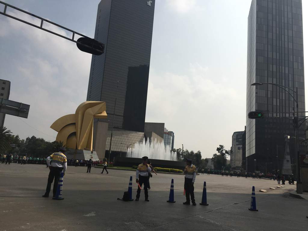 El paso del desfile ocasionó el cierre de los carriles centrales de Paseo de la Reforma desde la Torre del Cabalito hasta la Glorieta de Colón. 