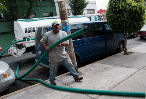El abasto de agua en pipas es insuficiente ya en Venustiano Carranza, aseguró el jefe delegacional, Israel Moreno, por lo que urgió al Sistema de Agua