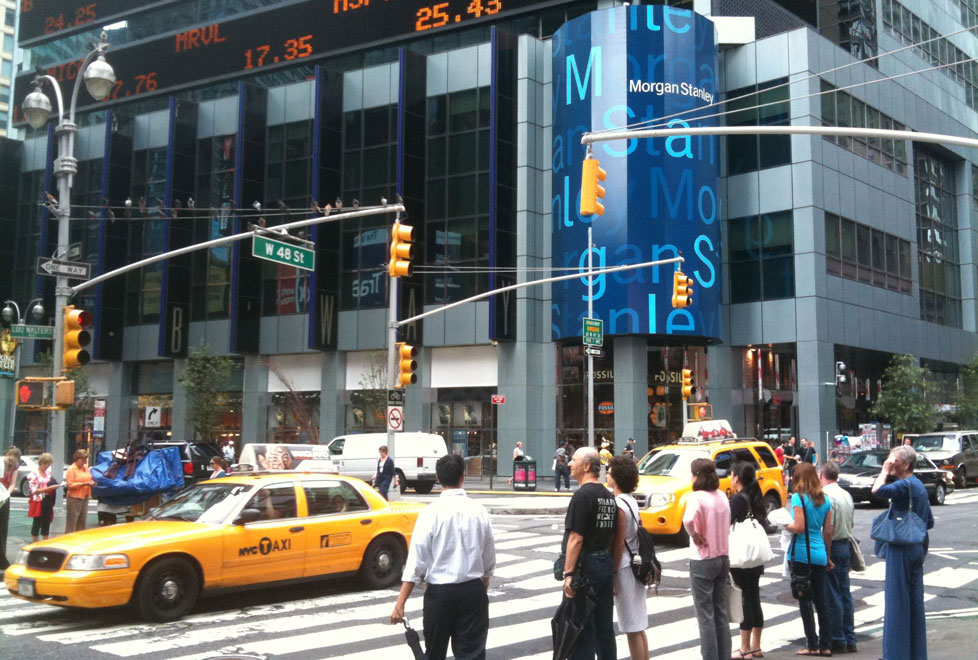 Los demandantes dicen que Morgan Stanley les dio fondos caros y de bajo rendimiento.