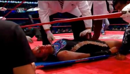 Faby Apache es retirada en camilla luego del enfrentamiento ante Chessman y Averno.