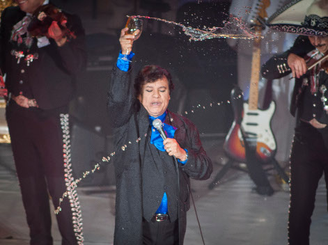 Juan Gabriel en concierto en el Auditorio Nacional. 