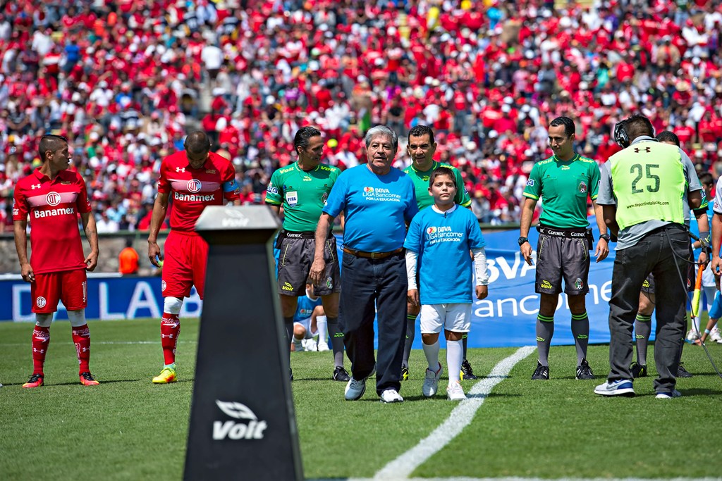 Los niños del protocolo de inicio en los partidos del futbol mexicano fueron acompañados por sus abuelos